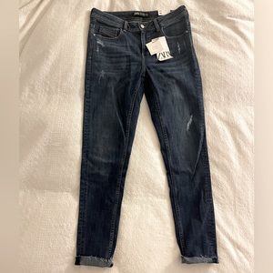 NEW with tags! Zara Mid Rise Skinny Jeans. Size 40 / US 8. Cutest crystal button